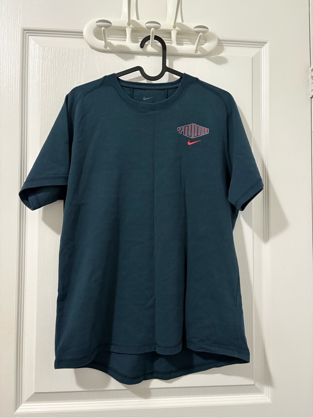 Nike Women’s Liverpool FC Short-Sleeve Crew Tee in Teal with Pink (YNWA) Logo